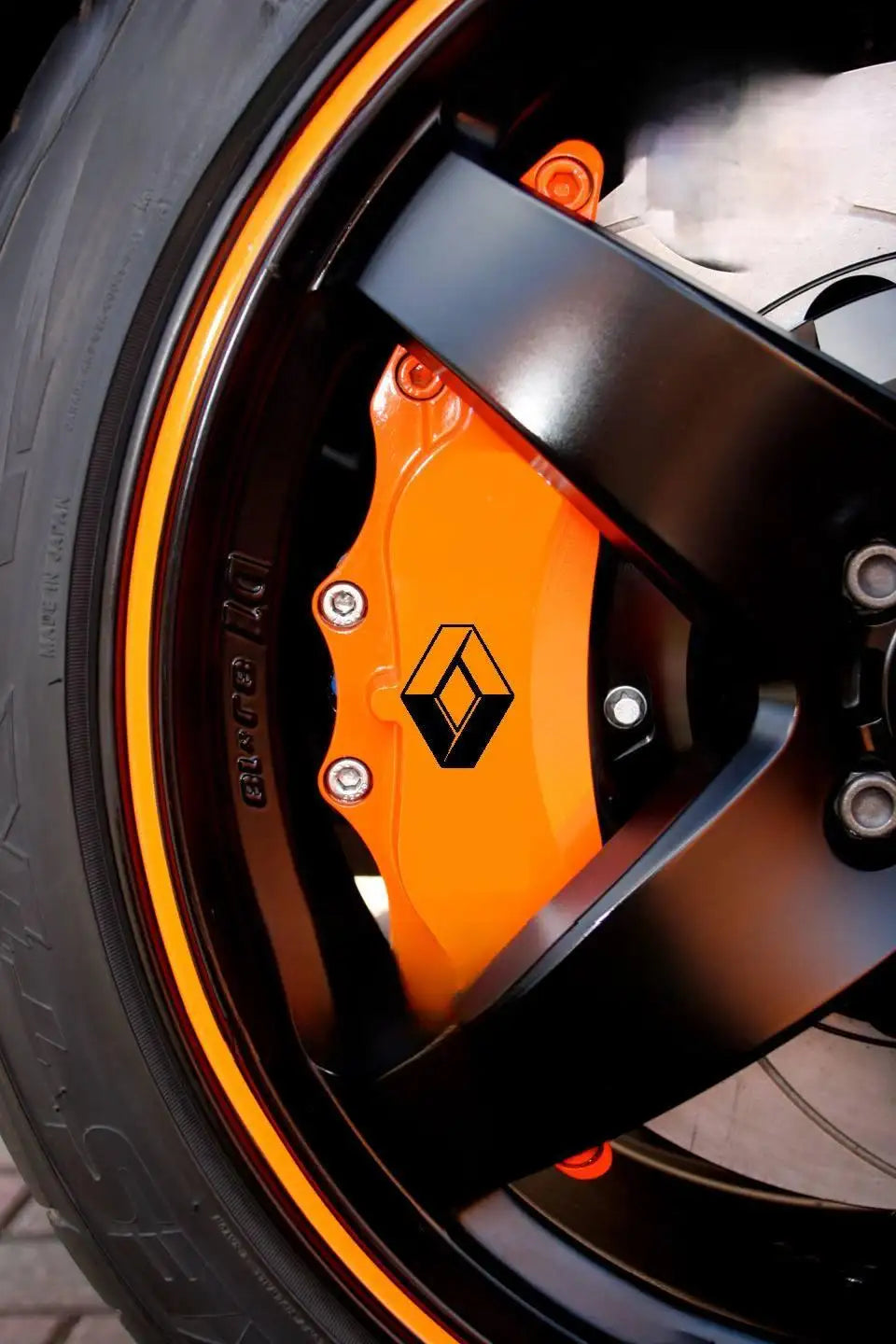 Renault stabdžių suportų lipdukai, raudoni, 6 vnt., pritvirtinti ant suportų