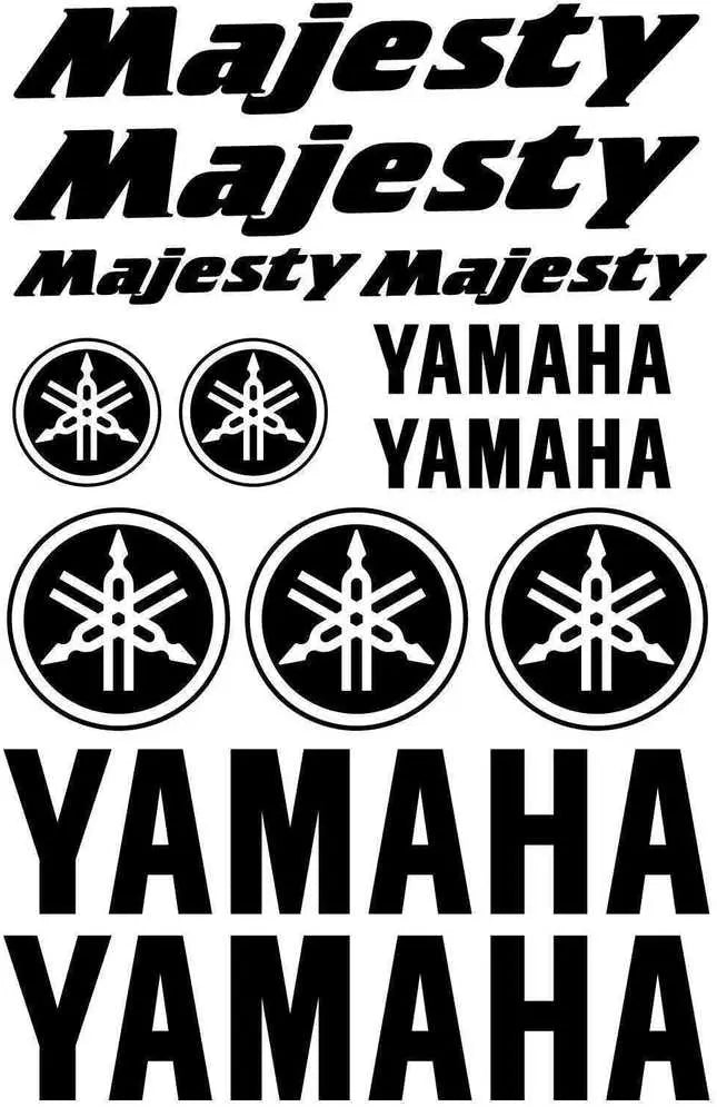Majesty ir Yamaha logotipai ir tekstas juodame fone