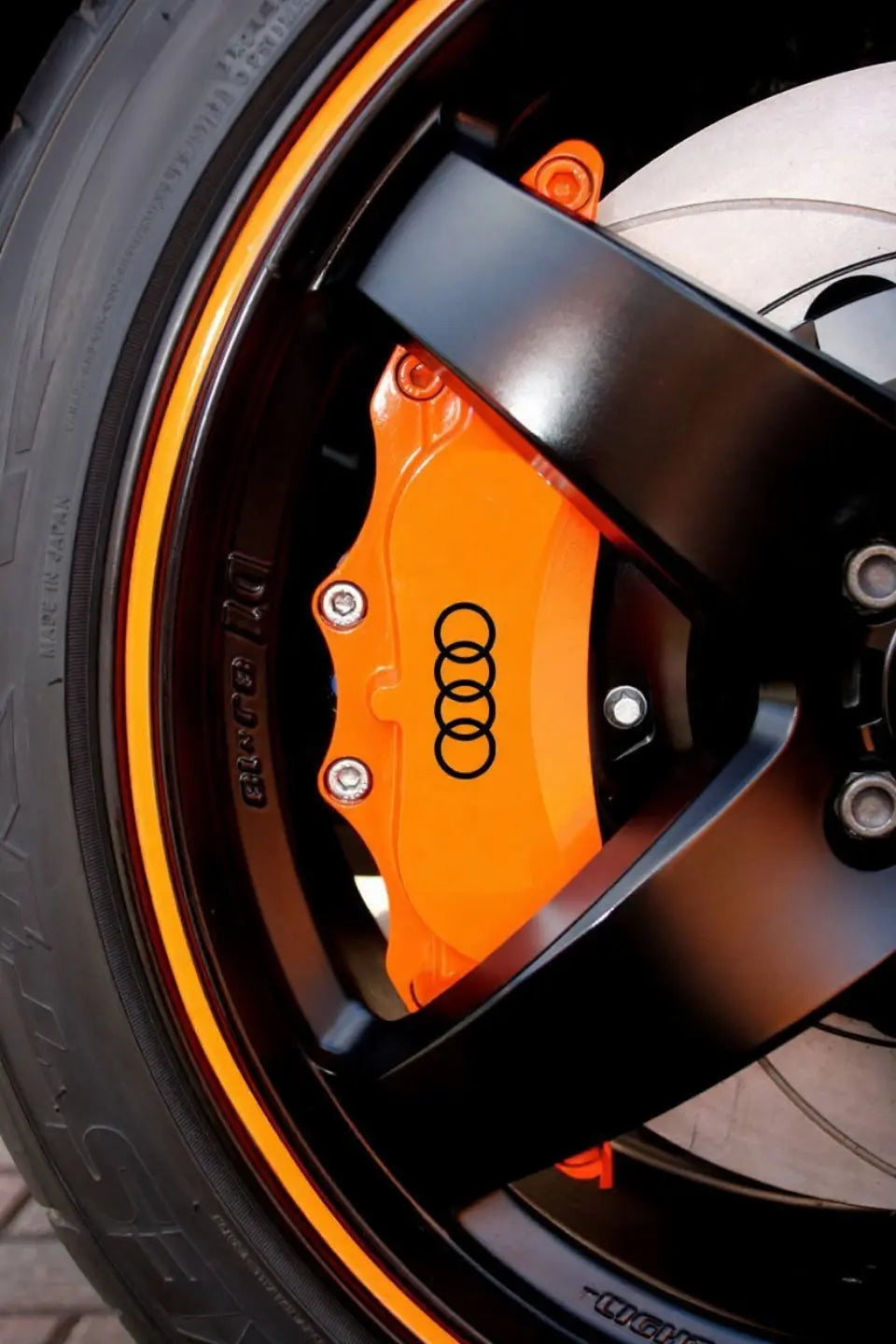 Audi stabdžių suportų lipdukai, raudoni, 6 vnt., pritvirtinti prie suportų